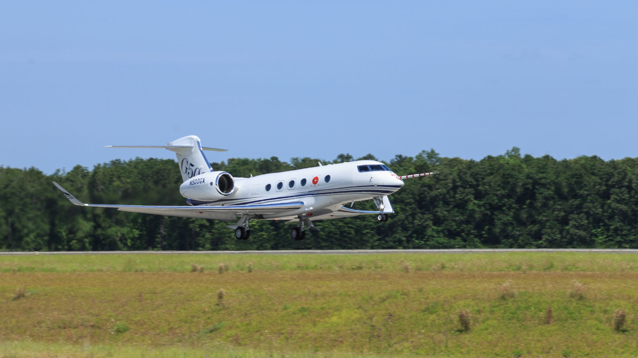 The Gulfstream G500 takes off on its first flight.
