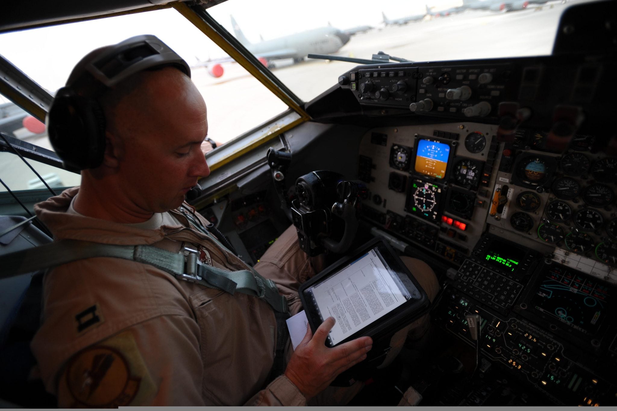 A pilot using an EFB