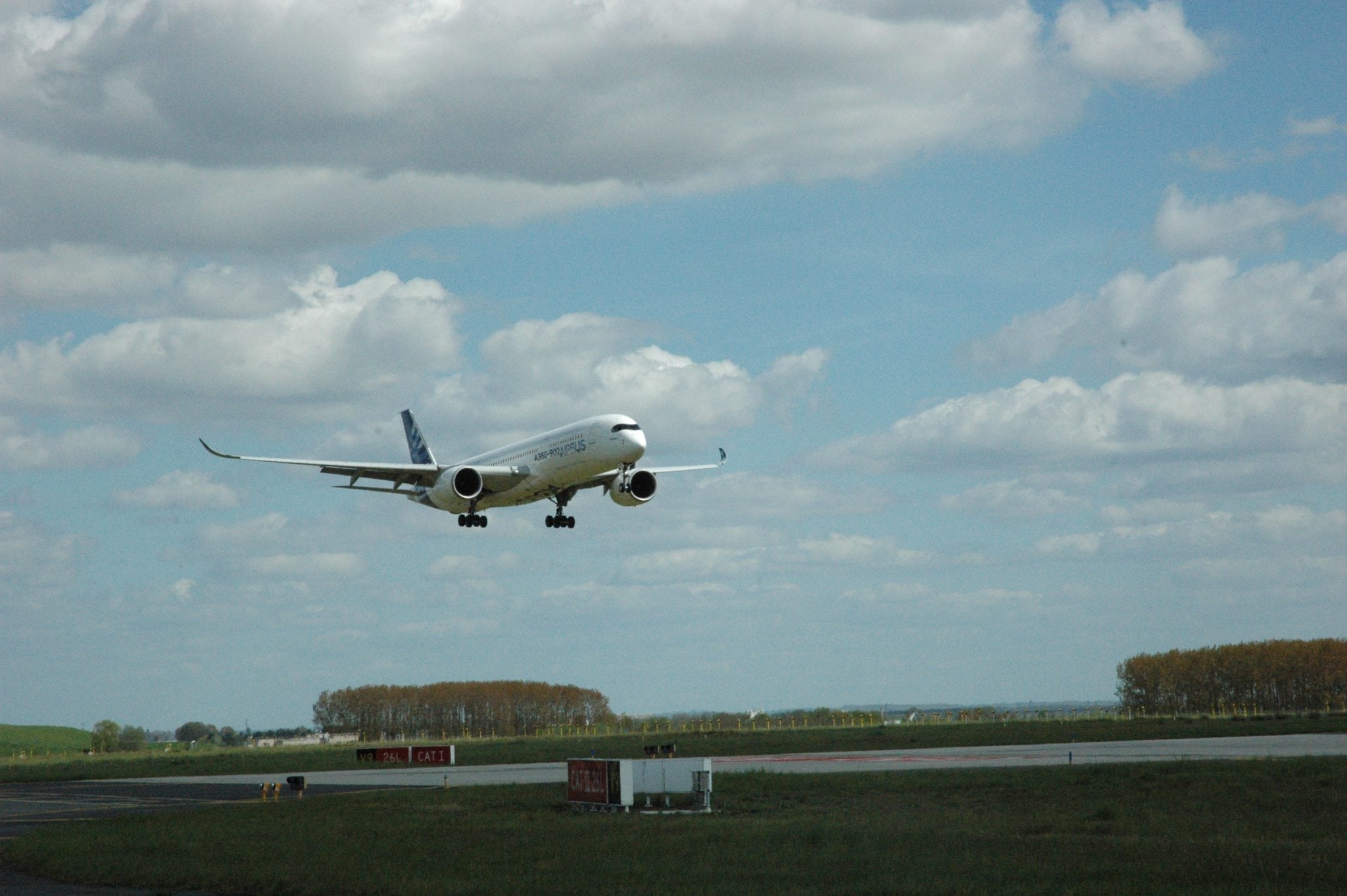 Airbus A350 completes LPV 200 Approach at CDG