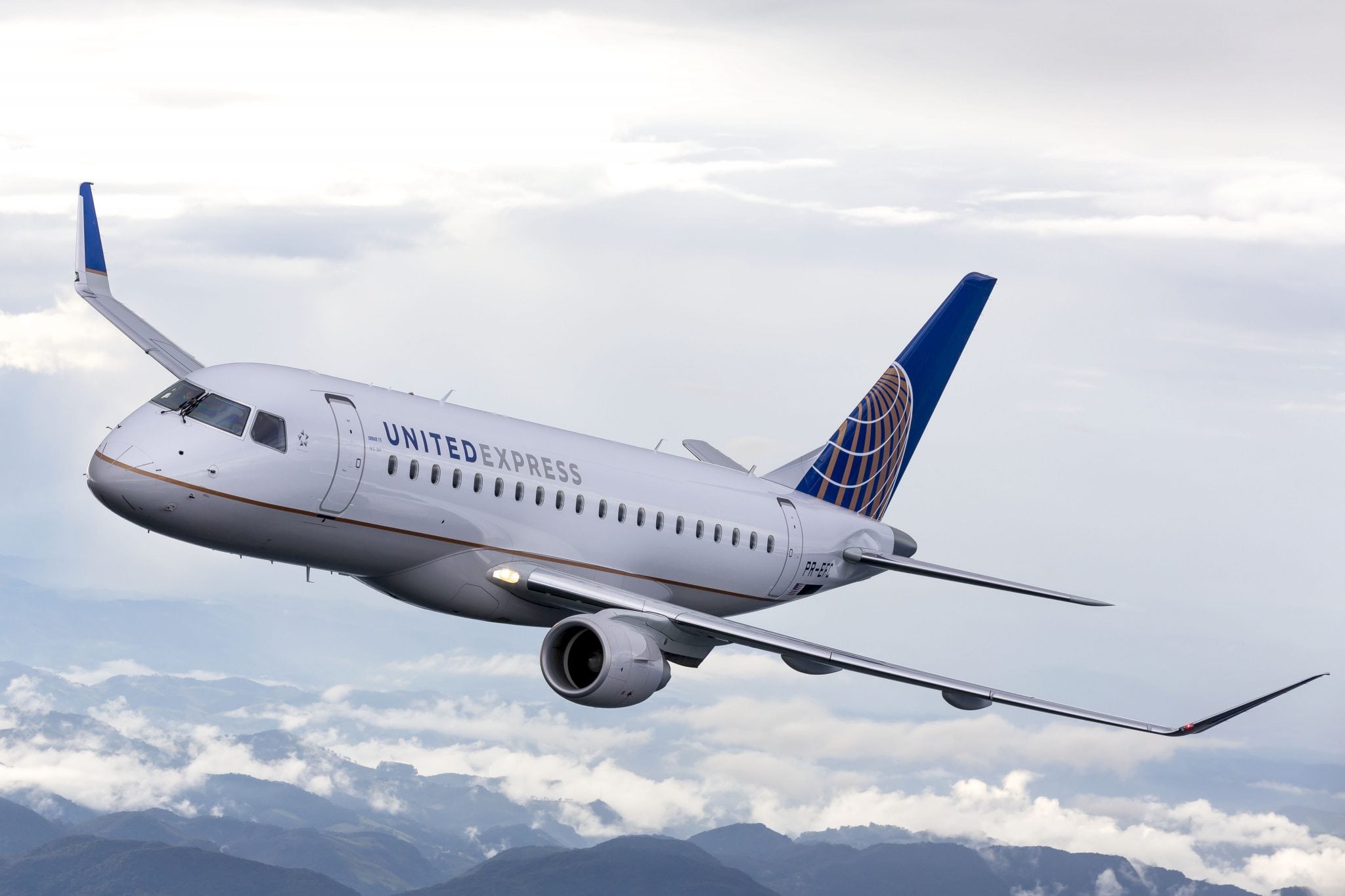 A United Express Embraer E175 jet in flight