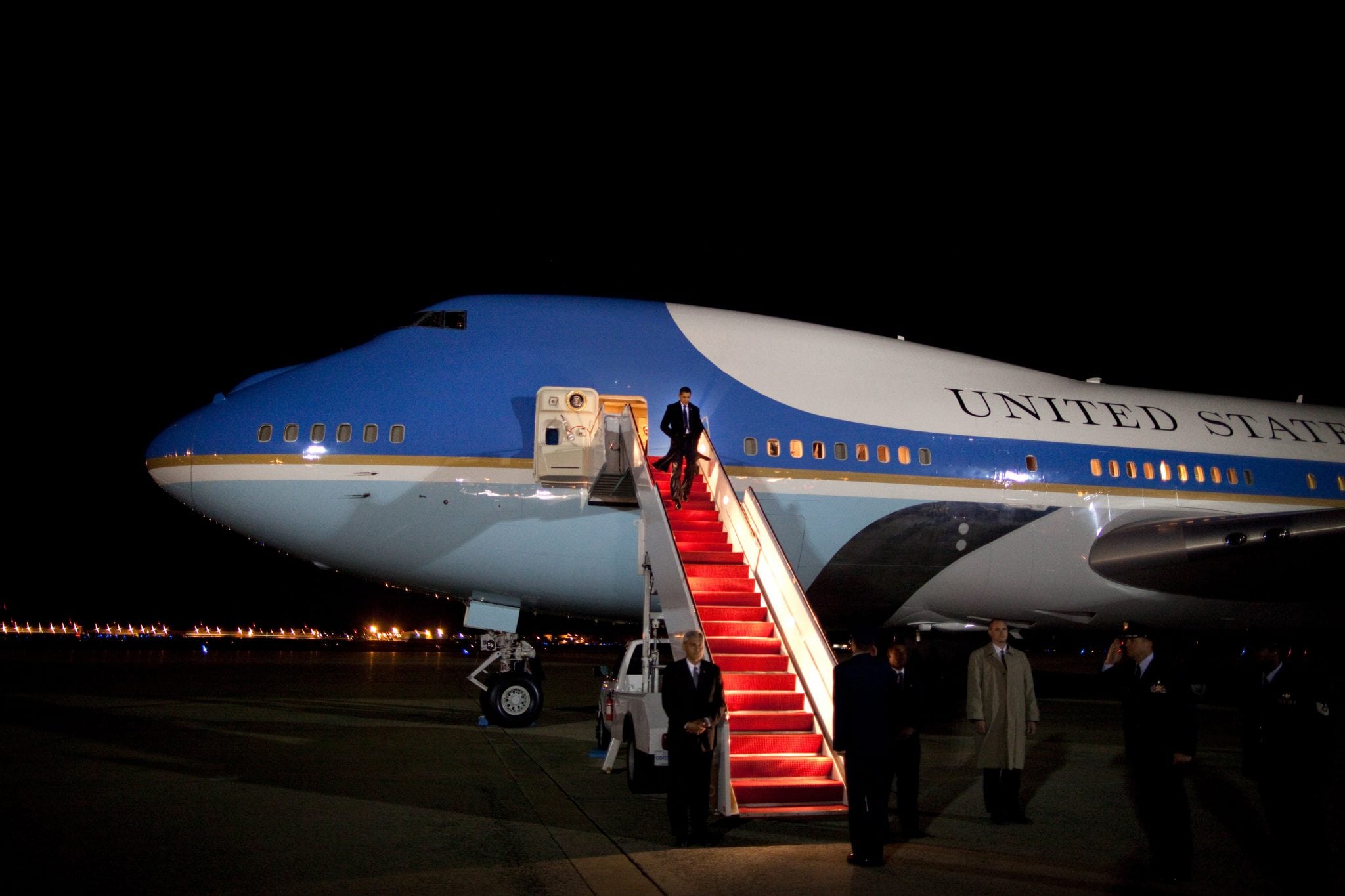 Barack Obama leaving the current Air Force One, a VC-25