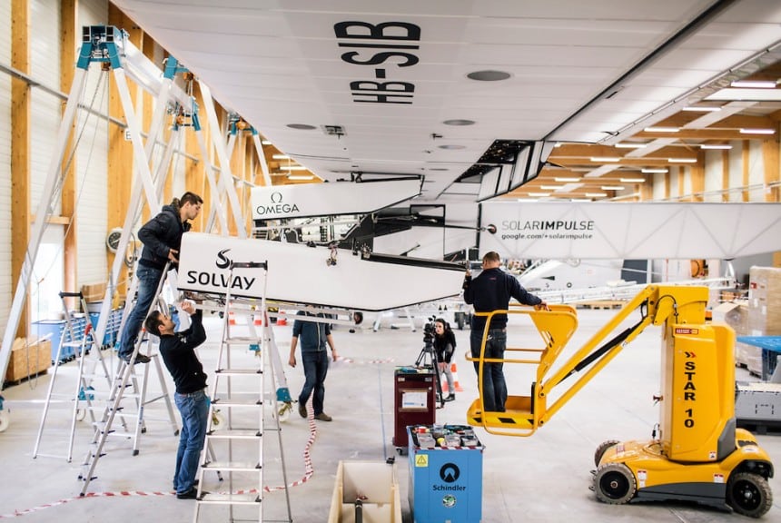 Technicians disassembling Si2 