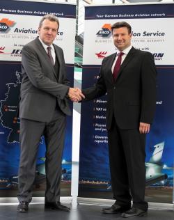 Dirk Laufenberg, COO, KURZ Aviation Service (left) and Frank Kusserow, Managing Director, FBO Services, Jet Aviation Germany, sign agreement to cooperate across Germany.