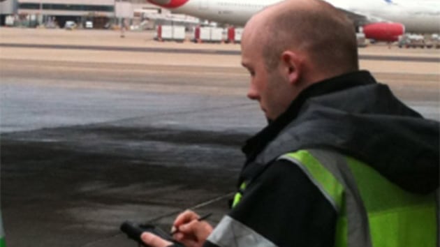 Airline employee using Rockwell’s ARINC AirTQM tool