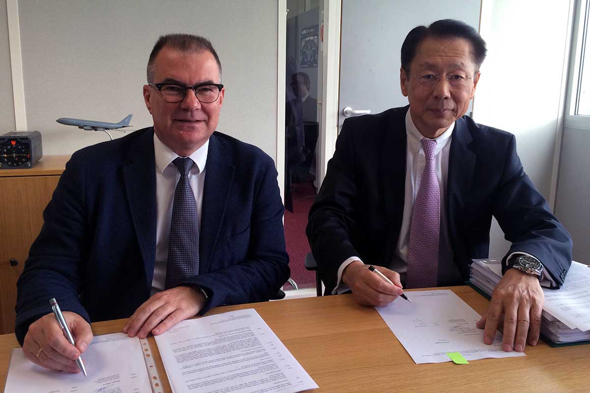 Philippe Mhun, senior vice-president, procurement equipment, systems and support, Airbus (left) signs the contract with Eiji Kawaishi, senior vice president, Cobham Aerospace Communications (right)