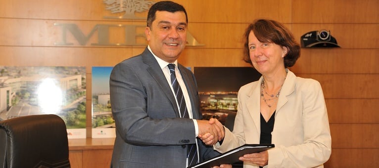 Mohamed El-Hout, MEA Chairman DG, and Barbara Dalibard SITA CEO shaking hands at MEA headquarters