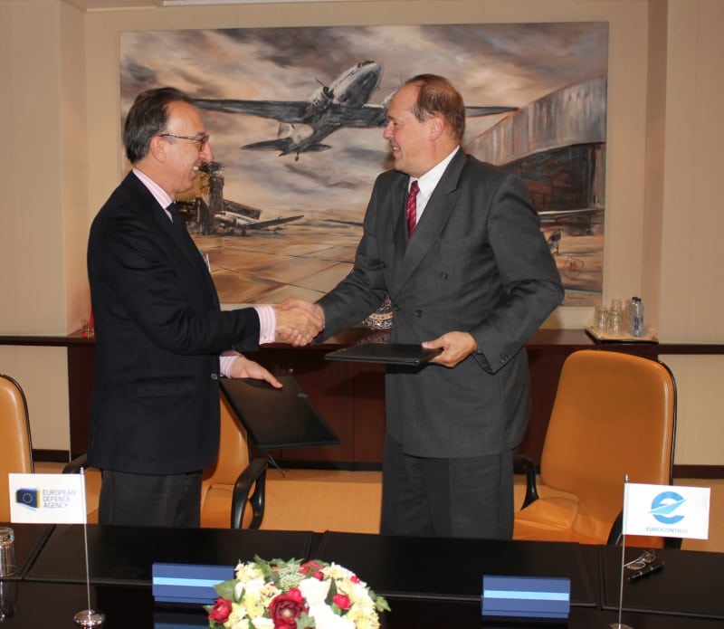 Jorge Domecq, chief executive of the European Defence Agency, and Frank Brenner, director general of Eurocontrol, after signing an agreement to cooperate on SESAR. Photo: Eurocontrol