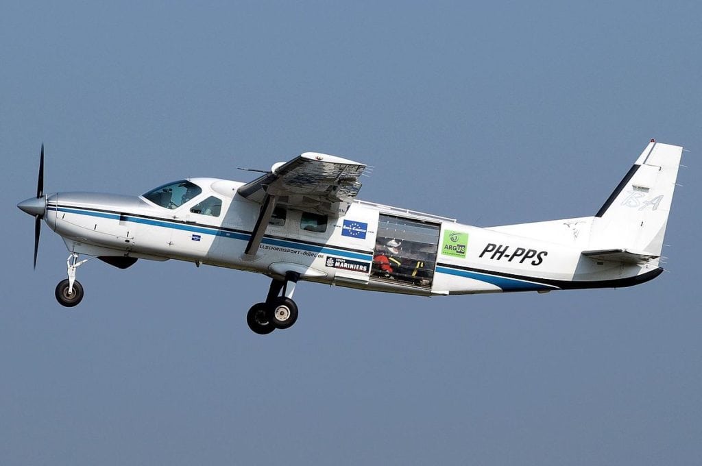 1200px-Cessna_208B_Grand_Caravan_PH-PPS_take_off_at_Teuge_07March2009