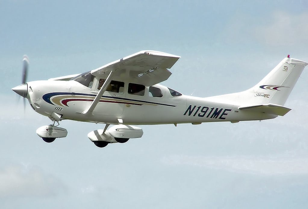 1024px-Cessna.206h.stationair2.arp