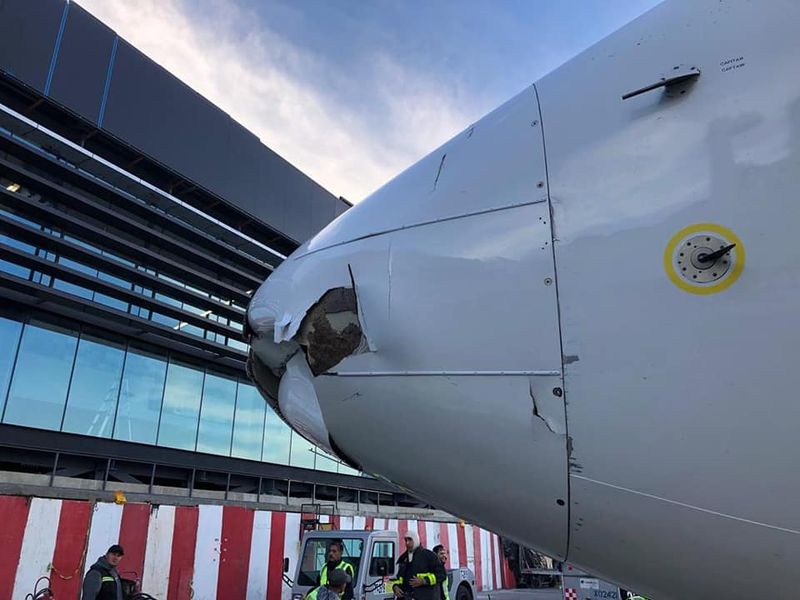 The damaged nose of Boeing 737. (AFAC Aviacao)