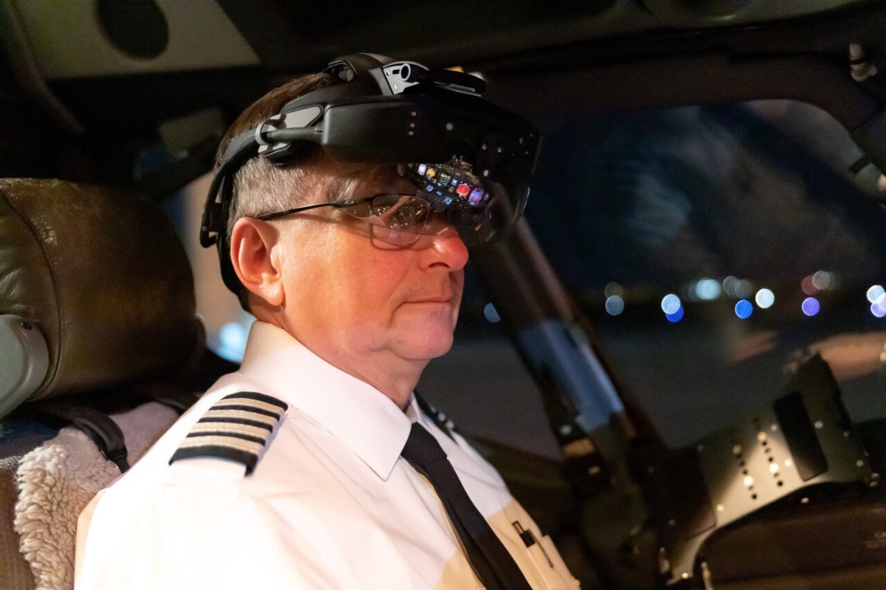 AerSale Gives 737NG Pilots a Wearable Enhanced Vision System