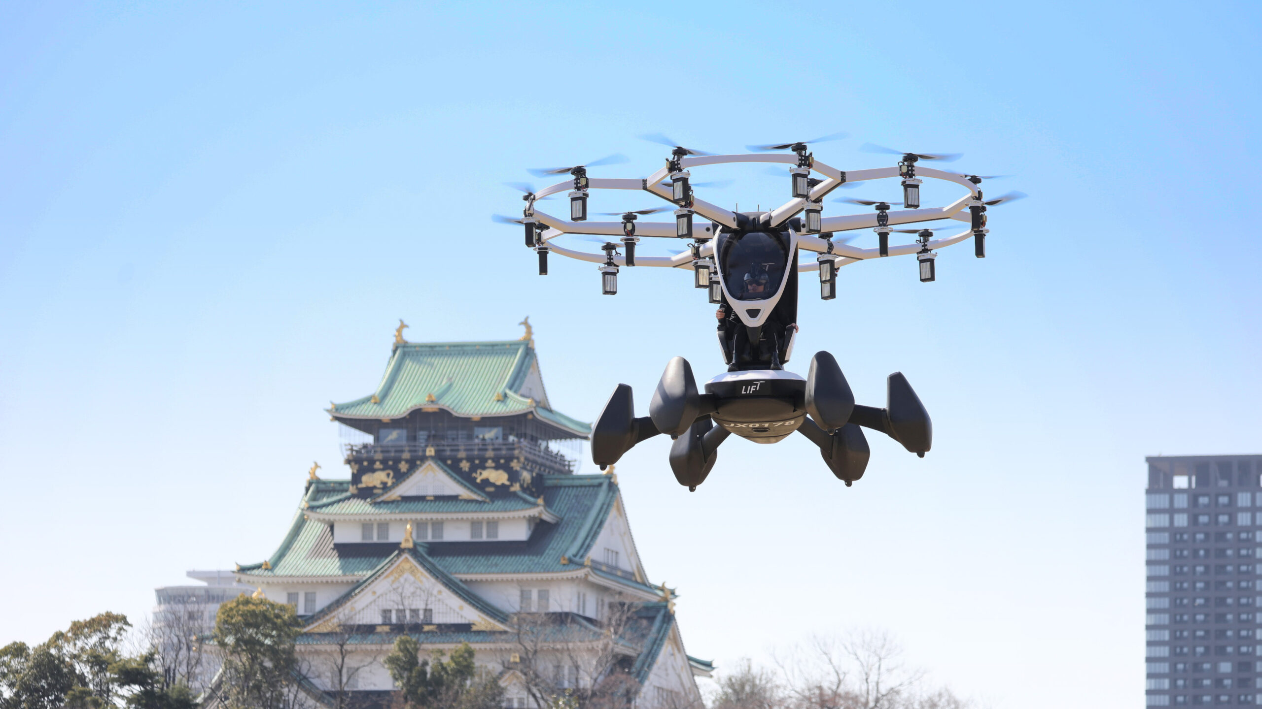 LIFTが日本初のパイロットeVTOLフライトを実施