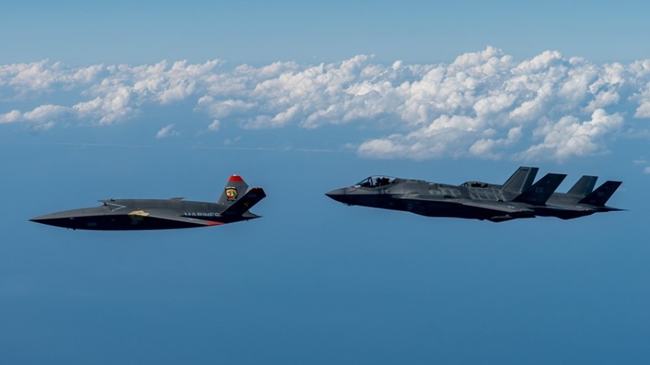 XQ-58A Valkyrie flying in front of two F-35 fighters. Photo: Defense Department